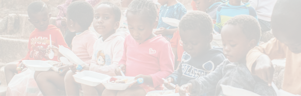Children gathered together eating and learning in Mali